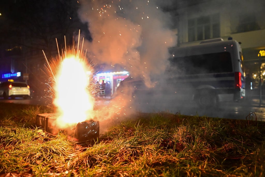 Das Unfallkrankenhaus Berlin meldet zahlreiche schwer verletzte Menschen durch Böllerexplosionen.