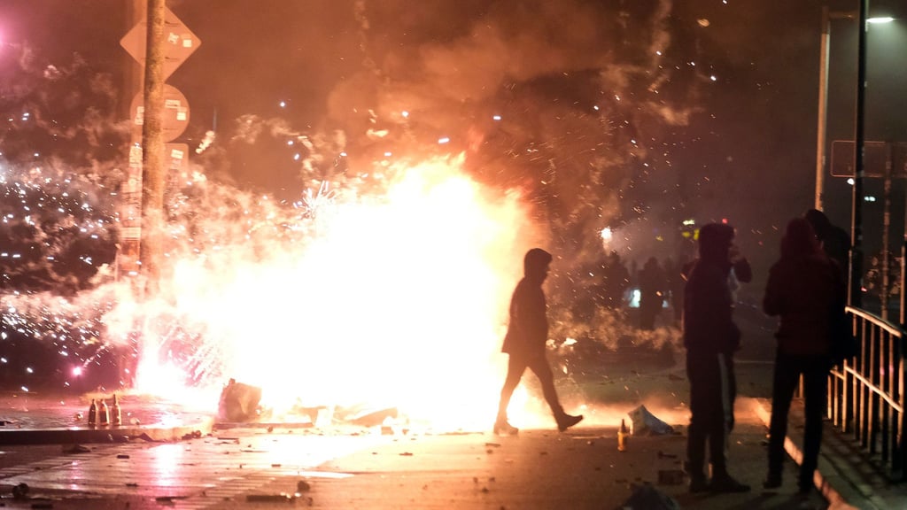 In Leipzig-Connewitz brennt Unrat auf der Straße.