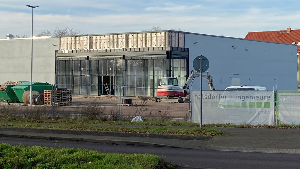 Der neue Edeka-Markt in Ziesar Ende Dezember von außen. Schilder und Verzierungen folgen noch. 