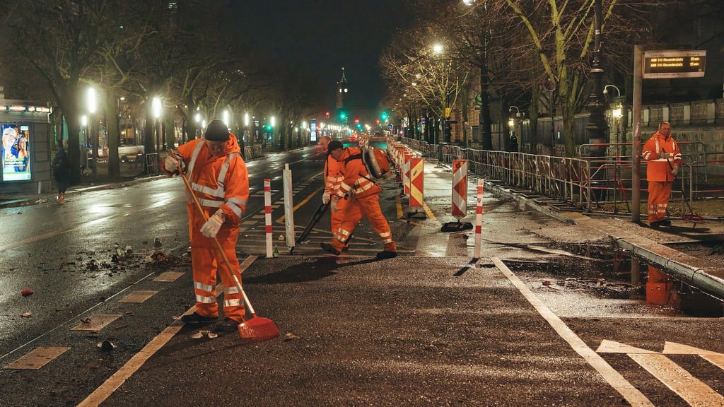 Die Berliner Stadtreinigung schickt schon am frühen Morgen in Mitte Putztrupps, um die Straßen rund um das Brandenburger Tor zu säubern.
