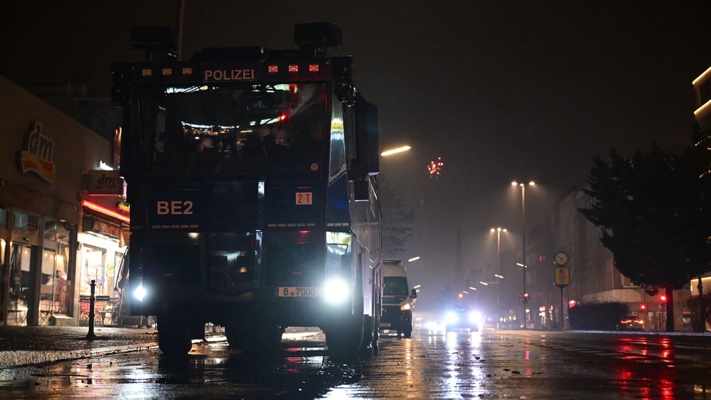 In der Silvesternacht in Berlin wird die Polizei zu 2.340 Einsätzen gerufen.