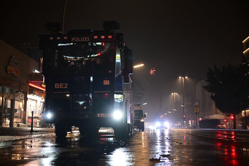 In der Silvesternacht in Berlin wird die Polizei zu 2.340 Einsätzen gerufen.