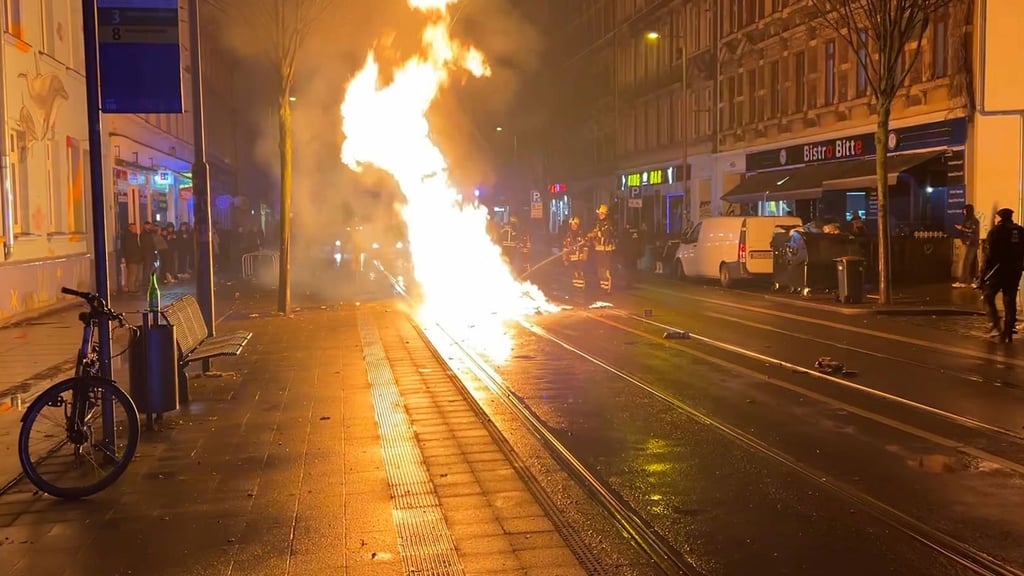 In Leipzig löscht die Feuerwehr ein Feuer in der Silvesternacht.