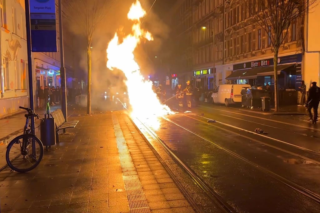 In Leipzig löscht die Feuerwehr ein Feuer in der Silvesternacht.