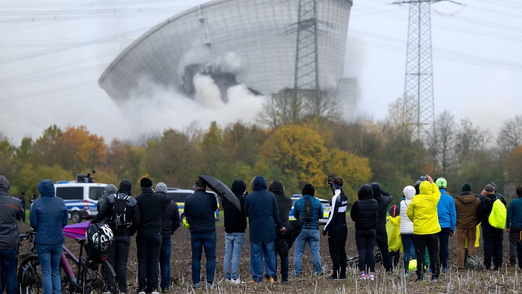 Seit dem Ausstieg aus der Kernenergie 2023 machen Atommeiler in Deutschland meist durch Sprengungen auf sich aufmerksam. Die CSU will die Technologie nun aber wieder ins Land zurückholen - mit modernen Mini-Atommeilern. (Symbolbild)