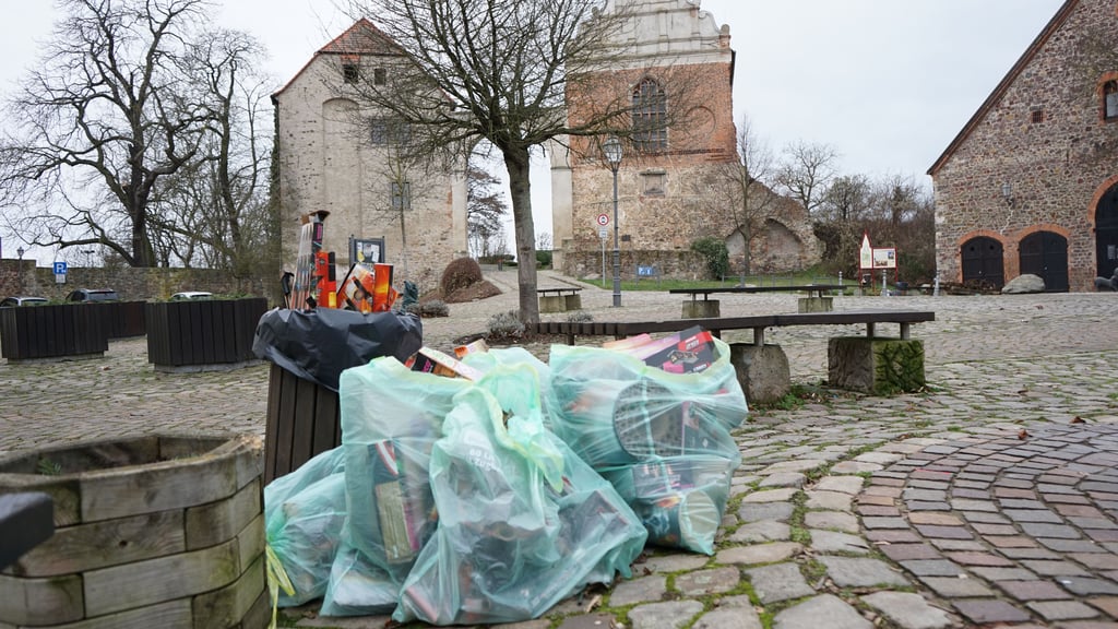 Ein Bild, wie auf der Schlossdomäne, gab es mehrfach in Wolmirstedt: Die Silvesterböller warten in Müllsäcken darauf, dass sie abgeholt werden.