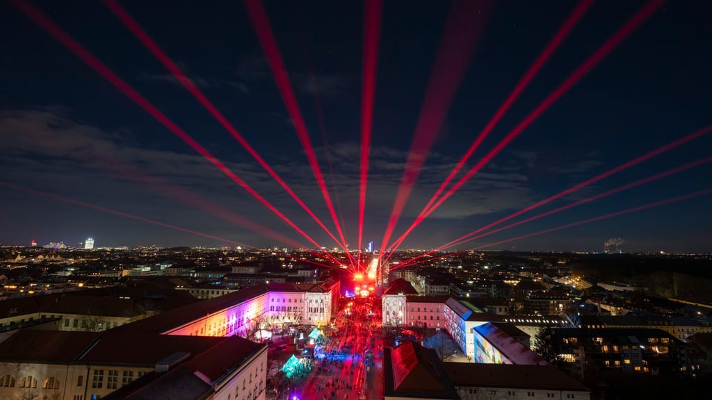 Eine Lasershow auf der Silvestermeile auf der Ludwigstraße in München.