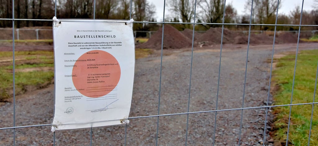 Dieser Hinweis an einem umzäunten Gelände an der Feldstraße zeigt, wo künftig gebaut werden soll.