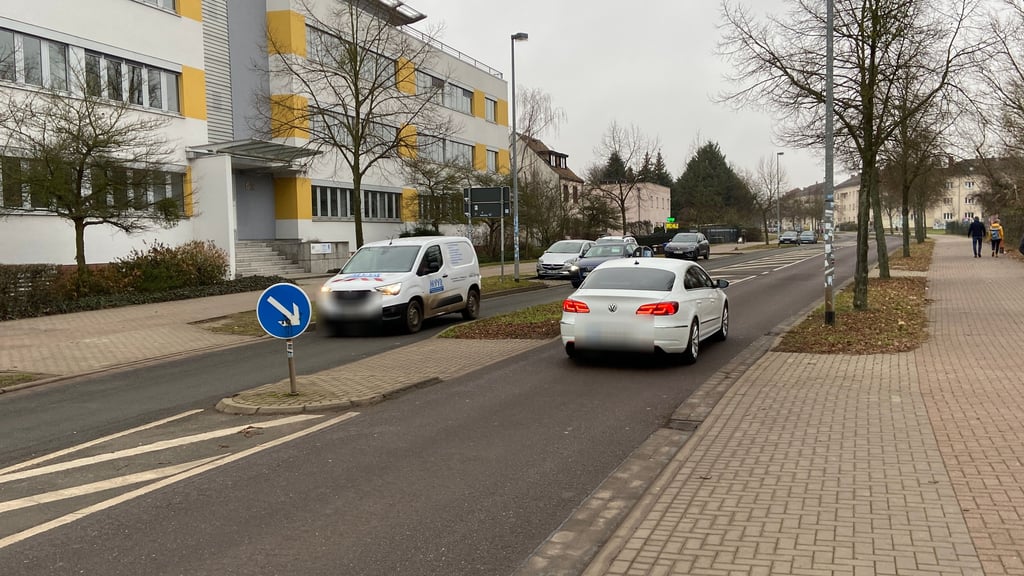 Eine Querungshilfe an der Friedrich‑Ebert‑Straße in Magdeburg: aktuell ruhig, im Schulalltag jedoch ein wichtiger Übergang für viele Schülerinnen und Schüler.