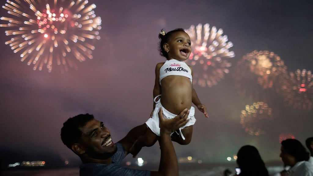 Groß und Klein begrüßen das neue Jahr in Rio.