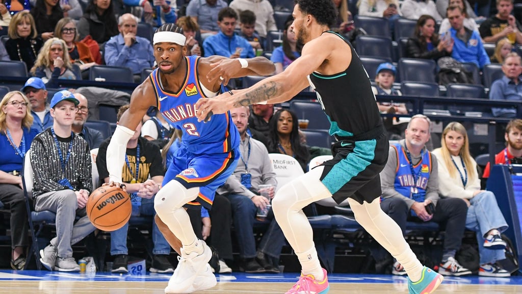 Shai Gilgeous-Alexander (l.) führte Oklahoma City mit 30 Punkten an.