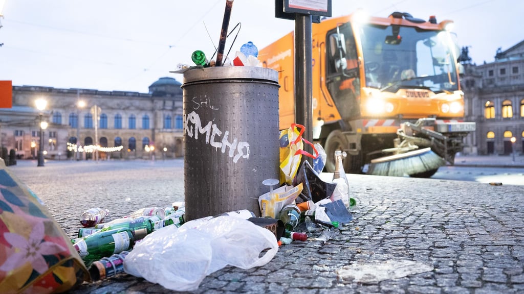 Die Stadtreinigung hatte mehrere Kehrmaschinen im Einsatz.