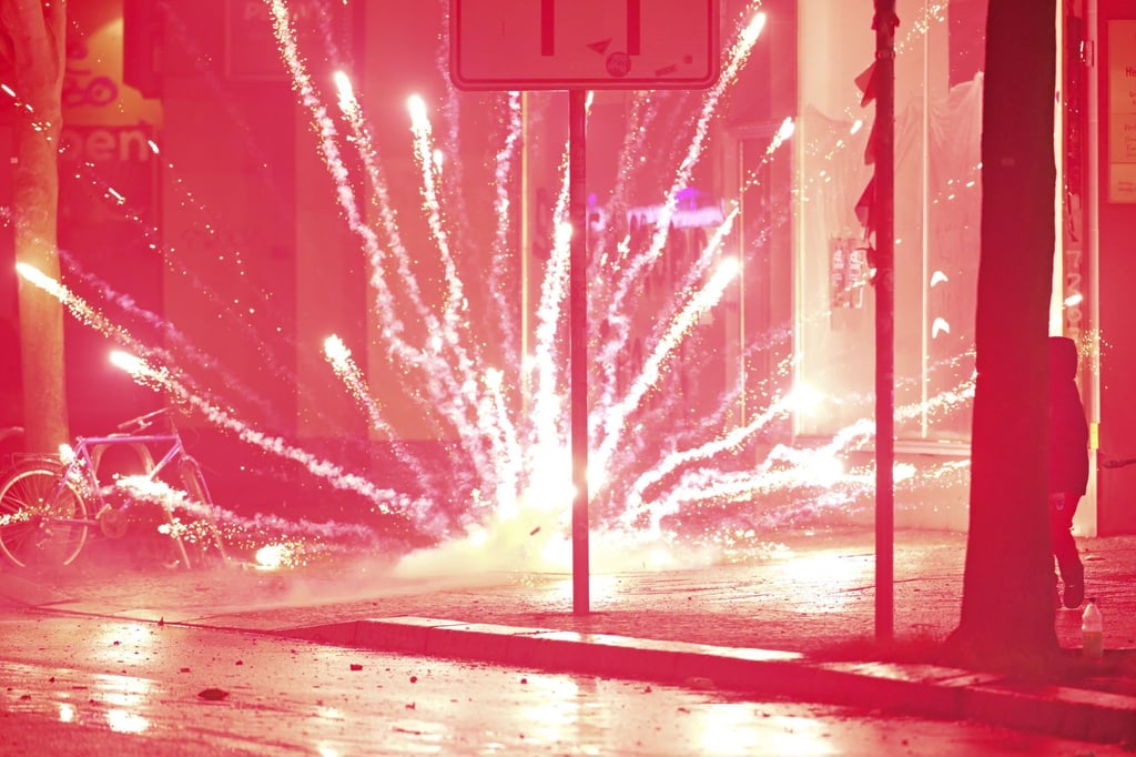 Zum Teil wurden Menschen mit Feuerwerkskörpern beworfen.