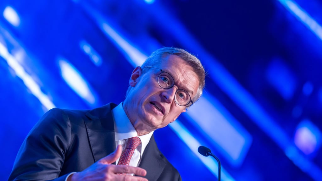 Wildberger ist nach eigener Aussage pro Tag gut vier Stunden am Handy. (Archivbild)