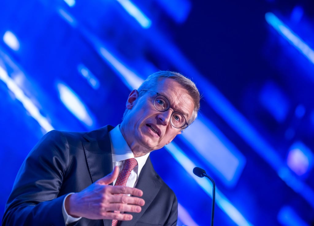 Wildberger ist nach eigener Aussage pro Tag gut vier Stunden am Handy. (Archivbild)