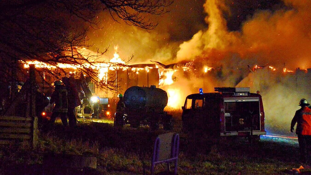 In Poritz hat in der Silvesternacht eine Lagerhalle gebrannt. Beim Eintreffen der Wehren stand das Gebäude bereits in Vollbrand.