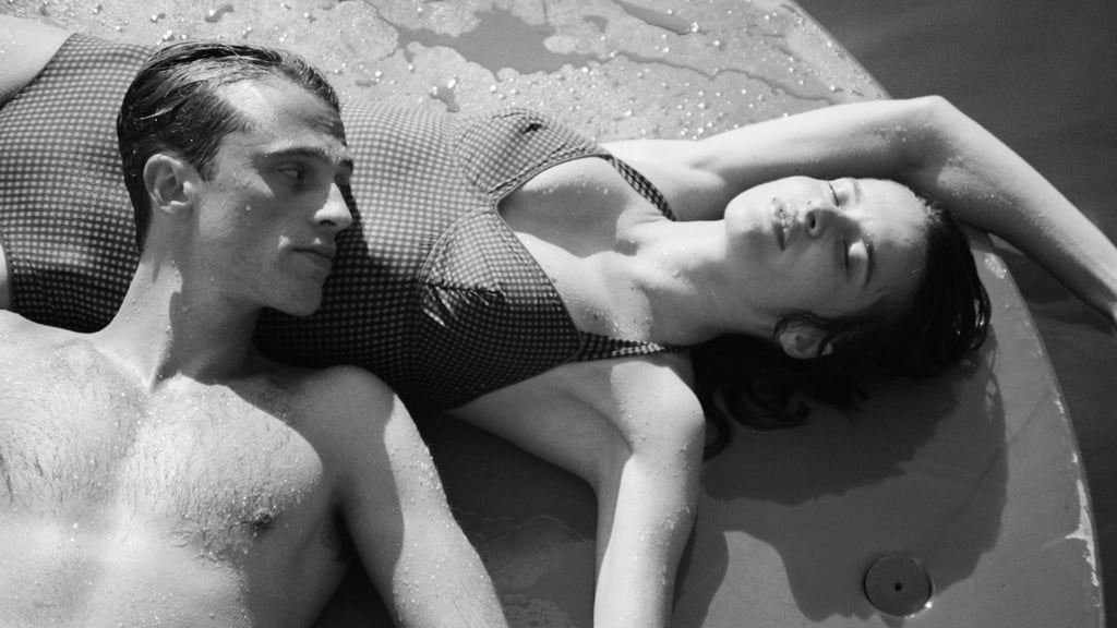 Benjamin Voisin als Meursault und Rebecca Marder als Marie in einer Szene des Films „Der Fremde“.