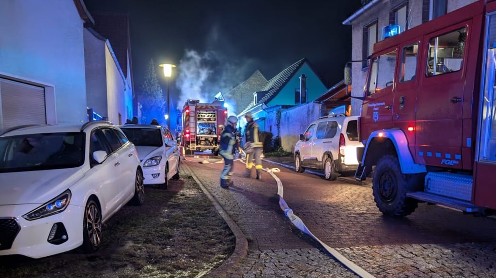 In Friedersdorf hat am Silvesterabend eine Garage gebrannt.