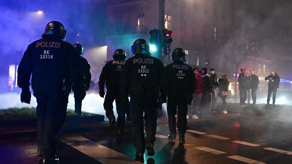 Polizisten und Rettungskräfte wurden in Berlin von Silvester-Randalierern erneut angegriffen.