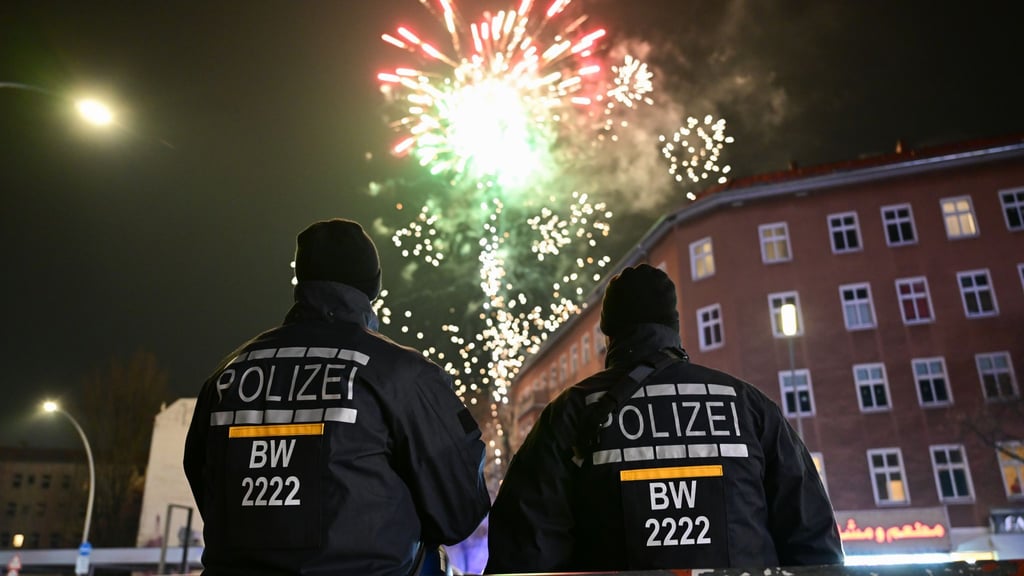 Erneut sind Polizisten und Rettungskräfte in Berlin von Silvester-Randalierern angegriffen worden.
