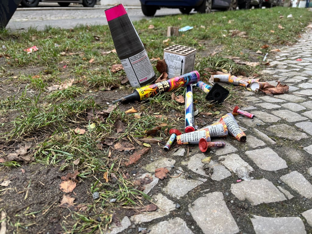 In diesem Jahr gab es nach Einschätzung von Polizei und Krankenhäusern weniger Verletzte durch Böller und Raketen in Brandenburg.