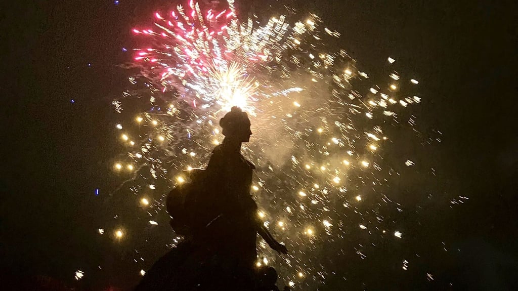 Ein Silvesterfeuerwerk setzte das Zerbster Katharina-Denkmal im Schloßgarten in Szene, wo in der Stadthalle die wohl größte Silvesterparty in Zerbst stattfand.