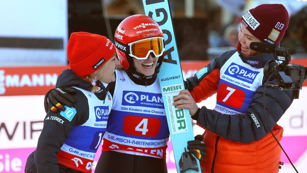 Gute Laune bei den deutschen Skispringerinnen.