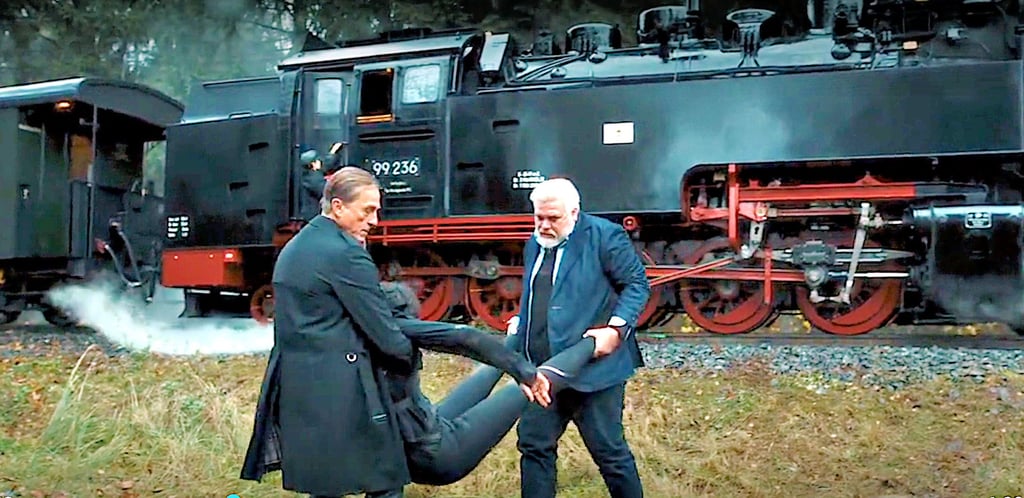 Polizist Frank Koops, alias Schauspieler Aljoscha Stadelmann, und der LKA-Ermittler, gespielt von André Hennicke, tragen eine getötete Polizistin unweit von Elend von den HSB-Gleisen.