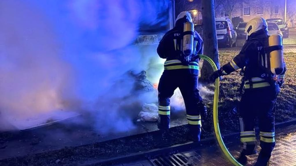 Die Freiwillige Feuerwehr in Haldensleben musste in der Silvesternacht brennende Altkleidercontainer löschen.