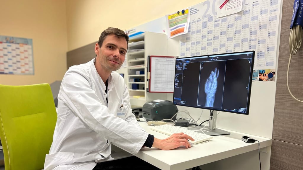 Oberarzt Stefan Weber stand in der Silvesternacht im Klinikum Bergmannstrost in Halle im OP und musste teils schwerwiegende Verletzungen versorgen.