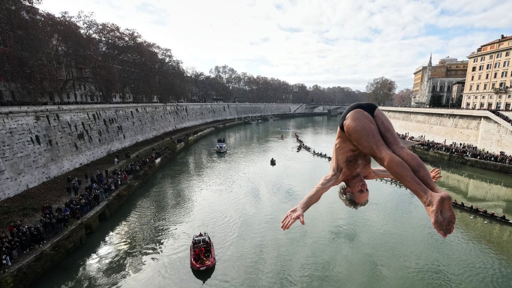 Wie jedes Jahr verfolgten zahlreiche Schaulustige das traditionelle Neujahrsspektakel vom Wasser in Ruderbooten oder vom Ufer aus.