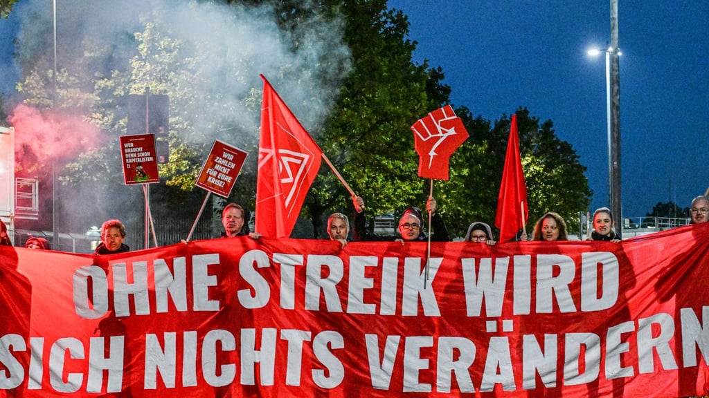 Viele Menschen haben Sorge um ihren Arbeitsplatz wie hier Beschäftigte beim Zulieferer Bosch, der Tausende Arbeitsplätze streichen will (Archivbild)