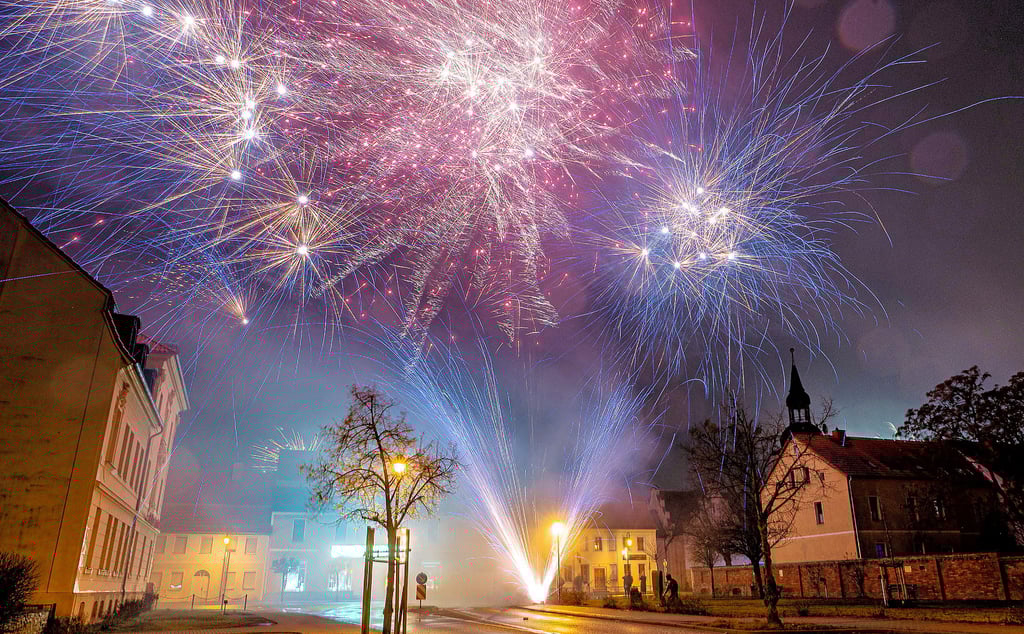 Blick auf den Steinhauerplatz in der Silvesternacht 2025/2026 - das neue Jahr wurde hier mit viel Einsatz von Feuerwerk begrüßt.