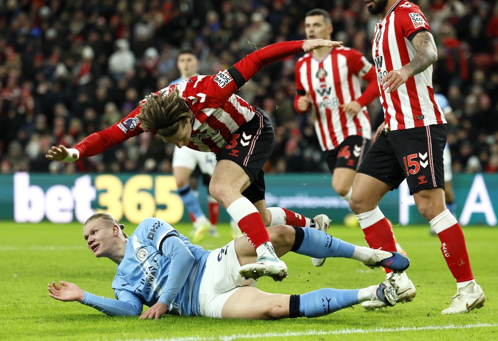 Diesmal mit Ladehemmung: Erling Haaland (l) patzte mit Manchester City zum Start ins neue Jahr.
