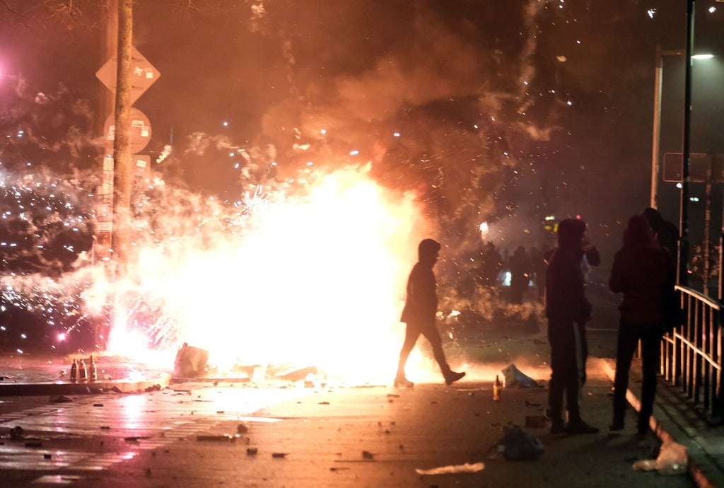 In Leipzig-Connewitz brennt Unrat auf der Straße.