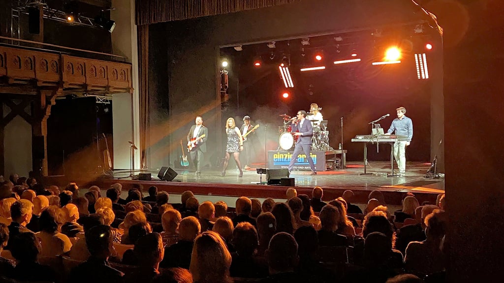 Den Silvester-Abend eröffnete die Partyband „Einzig & Artig“ – von der Bühne des Salzlandtheaters unterhielt man das volle Haus mit den größten Hits der Filmgeschichte.