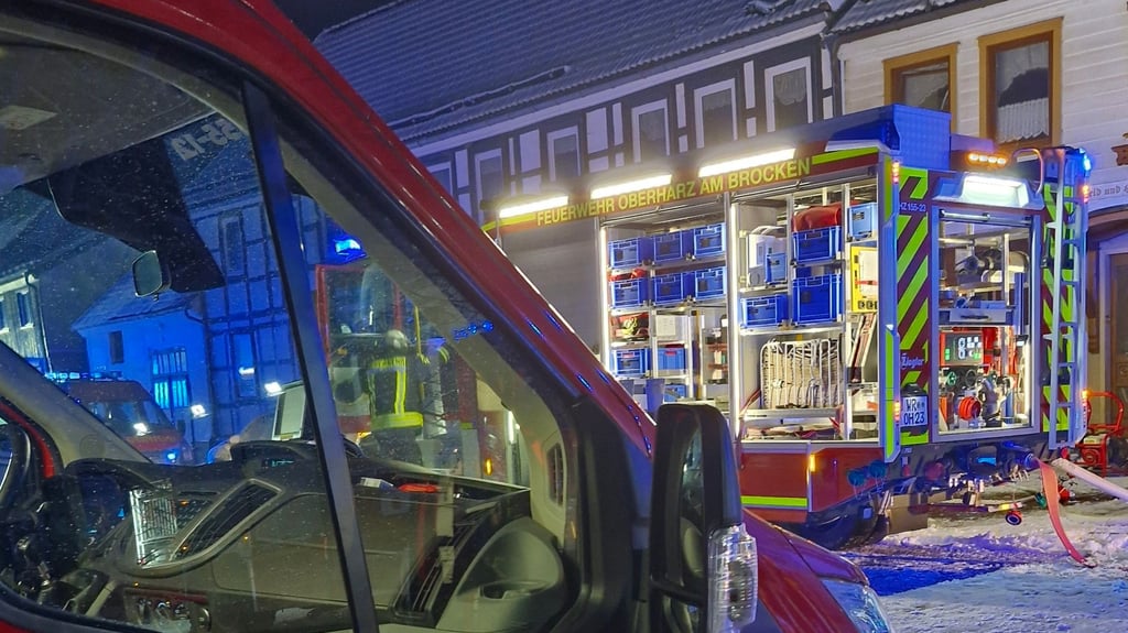 In der Silvesternacht 2025/26 wurden Kameraden der Stadt Oberharz am Brocken zu einem Brand in Benneckenstein alarmiert. Gut 30 Feuerwehrleute waren bei dem Einsatz gefordert.
