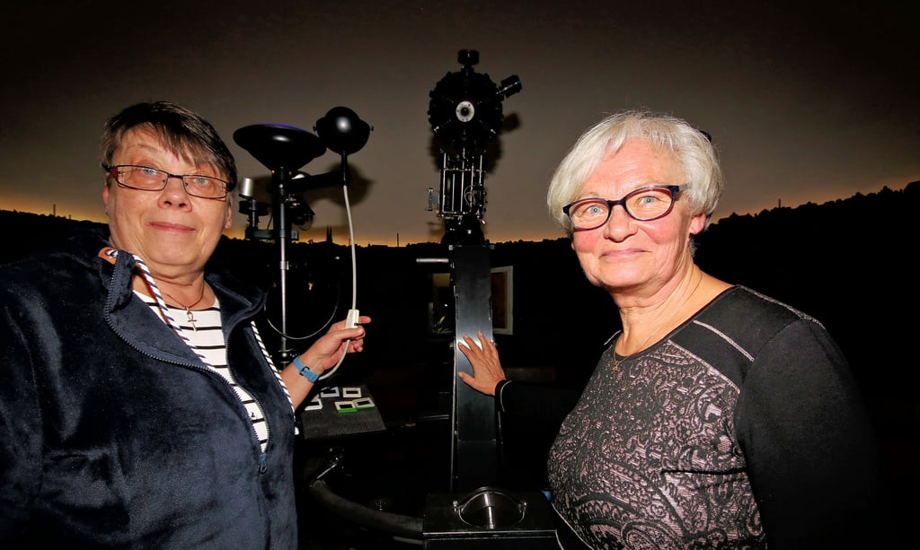 Claudia Schlauske  und Elke Busenius (r.) waren Zeitzeugen beim Aufbau des Planetariums. Jahrzehntelang gehörten sie einer ganz speziellen Gruppe an. 