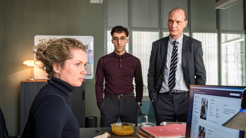 Kommissarin Leonie Winkler (Cornelia Gröschel) ermittelt im Dresdner „Tatort“ weiterhin ohne Partnerin mit Unterstützung ihres Chefs Peter Michael Schnabel (Martin Brambach) und Kriminaltechniker Philipp Laupheimer (Yassin Trabelsi).