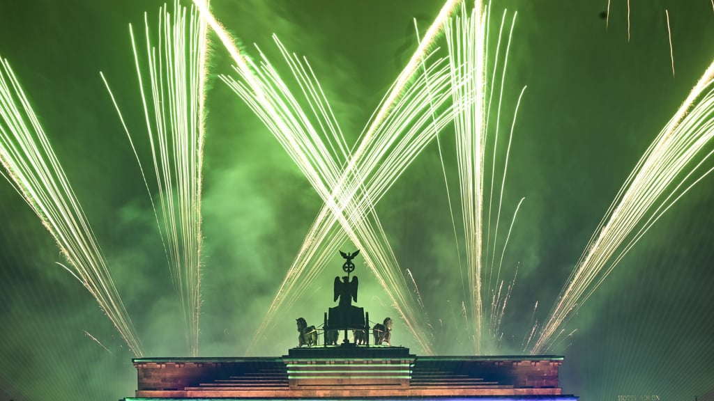 In Berlin feierten Tausende in das neue Jahr hinein.