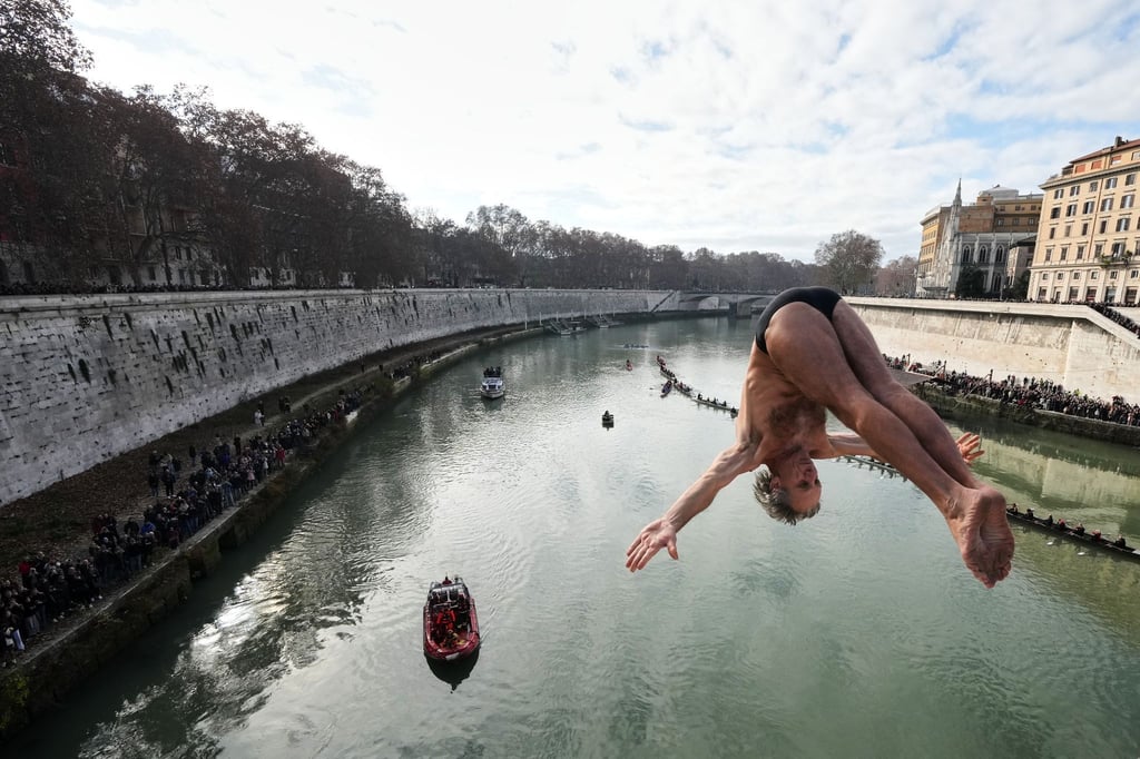 Wie jedes Jahr verfolgten zahlreiche Schaulustige das traditionelle Neujahrsspektakel vom Wasser in Ruderbooten oder vom Ufer aus.