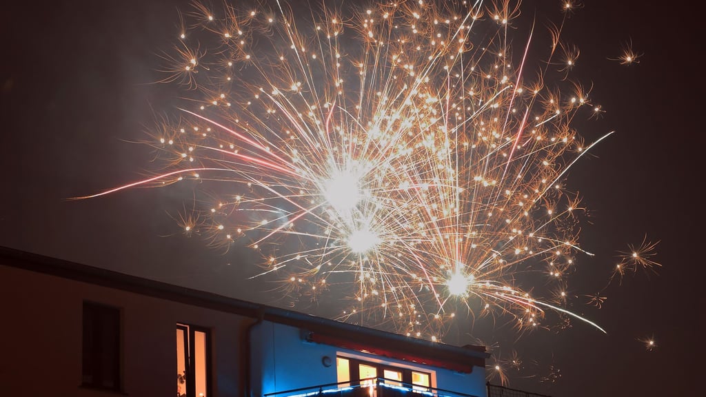In Halle (Saale) ist es zu mehreren Bränden von Balkonen in der Silvesternacht gekommen. (Symbolbild)