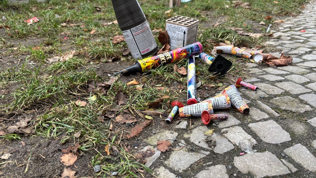 In diesem Jahr gab es nach Einschätzung von Polizei und Krankenhäusern weniger Verletzte durch Böller und Raketen in Brandenburg.