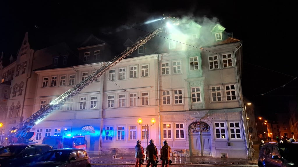 Das Feuer griff später auch auf weitere Dachstühle des historischen Gebäudekomplexes über.