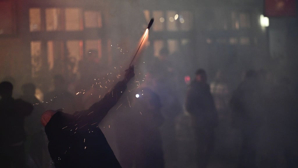 Überall in der Stadt wurde auf den Straßen geböllert.