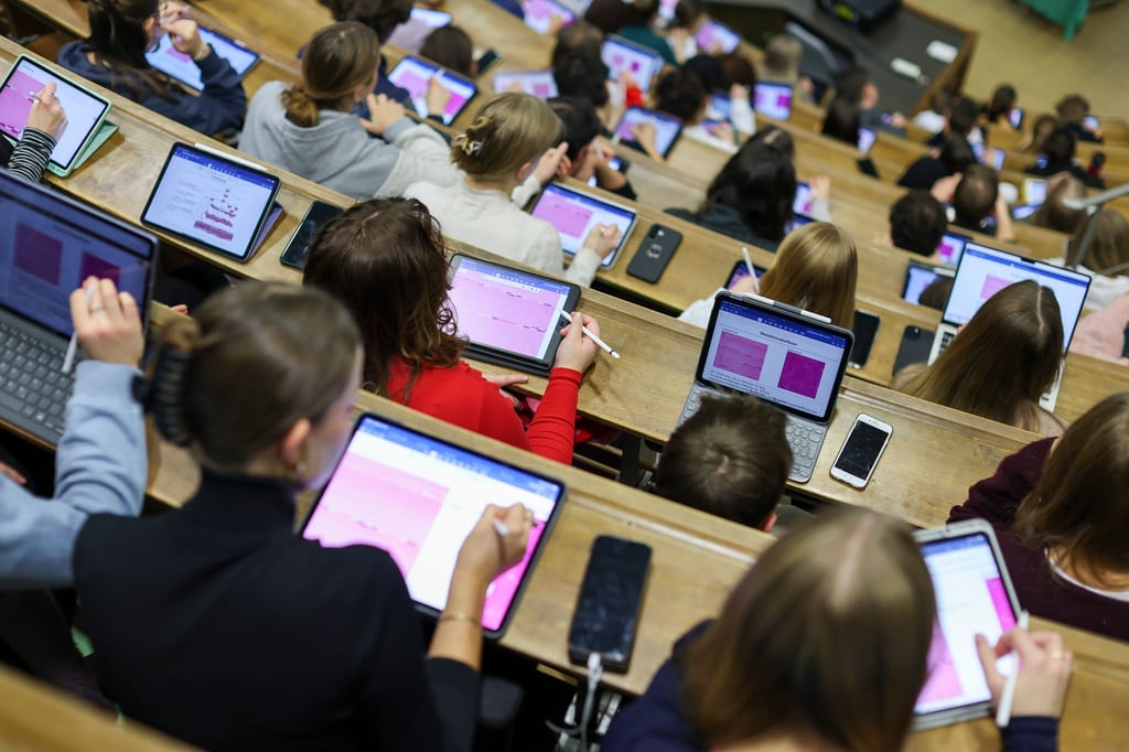 Erstmals seit Jahren bleiben die Studierendenzahlen an Thüringens Hochschulen stabil. Staatssekretär Steffen Teichert sieht darin eine „gute Botschaft“. (Symbolbild)