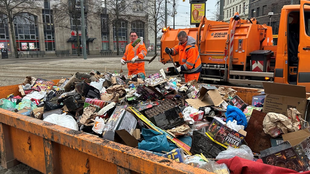 In Magdeburg am Hasselbachplatz sind Mitarbeiter des Abfallwirtschaftsbetriebs am Neujahrsmorgen unterwegs, um den Silvestermüll einzusammeln. 