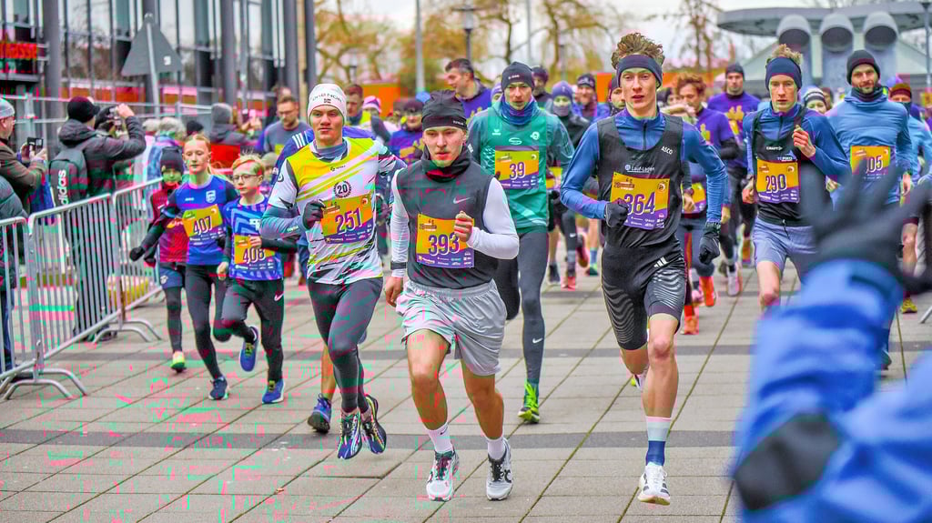 Startschuss beim Neujahrslauf 2026 auf der Merseburger Kliaplatte. Über 600 Läufer von klein bis groß waren bei der 28. Ausgabe dabei.