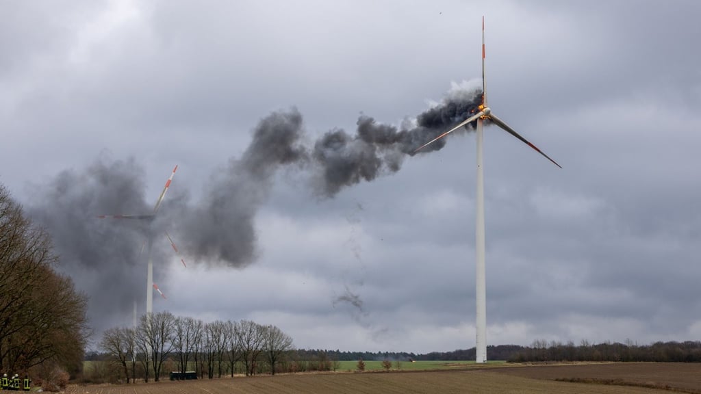 Dunkle Rauchwolken schlagen aus dem Maschinenhaus der brennenden Anlage. (Handout)