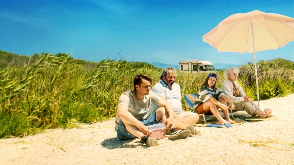 Pierre Lottin (v.l.n.r.) als Rudy, David Ayala als Bruno, Juliette Gasquet als Anna und Helene Vincent als Marie in einer Szene des Films „Bon Voyage - Bis hierher und noch weiter“.